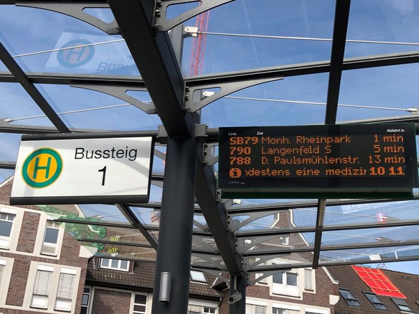 Verschiedene Buslinien verbinden die Innenstadt mit dem Langenfelder S-Bahnhof. Foto: Ulf Kneiding